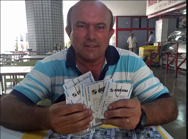 Apostador segurando bilhetes de loteria